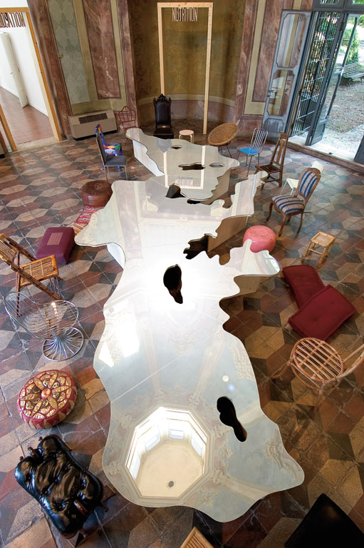 Il tavolo Love Difference di Michelangelo Pistoletto esposto all'interno della mostra "I classici del contemporaneo" svoltasi dal 24 maggio al 1 novembre 2009. Fotografo : F. Allegretto