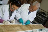 Corrado Basile e Anna Di Natale durante un intervento di restauro di un papiro nel Laboratorio di Restauro dei Papiri del Museo Egizio del Cairo