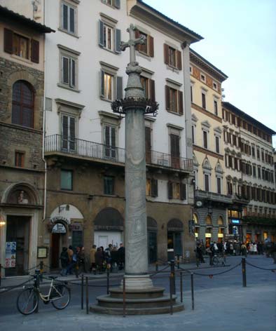 Colonna di San Zanobi in piazza del Duomo a Firenze