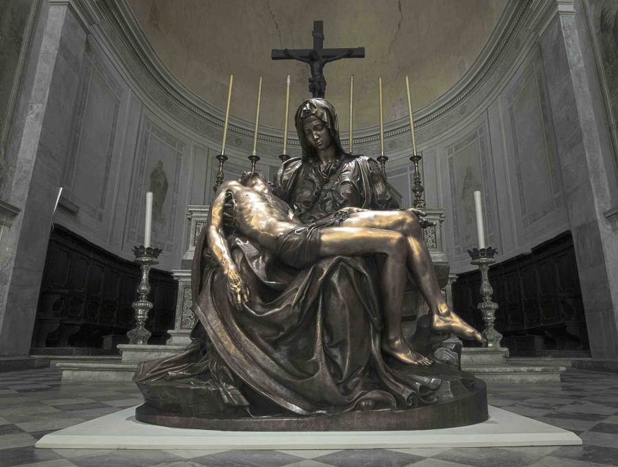 La replica in bronzo della «Pietà» di Michelangelo nel Duomo dei santi Lorenzo e Barbara di Seravezza. Foto©giacomodonati.net