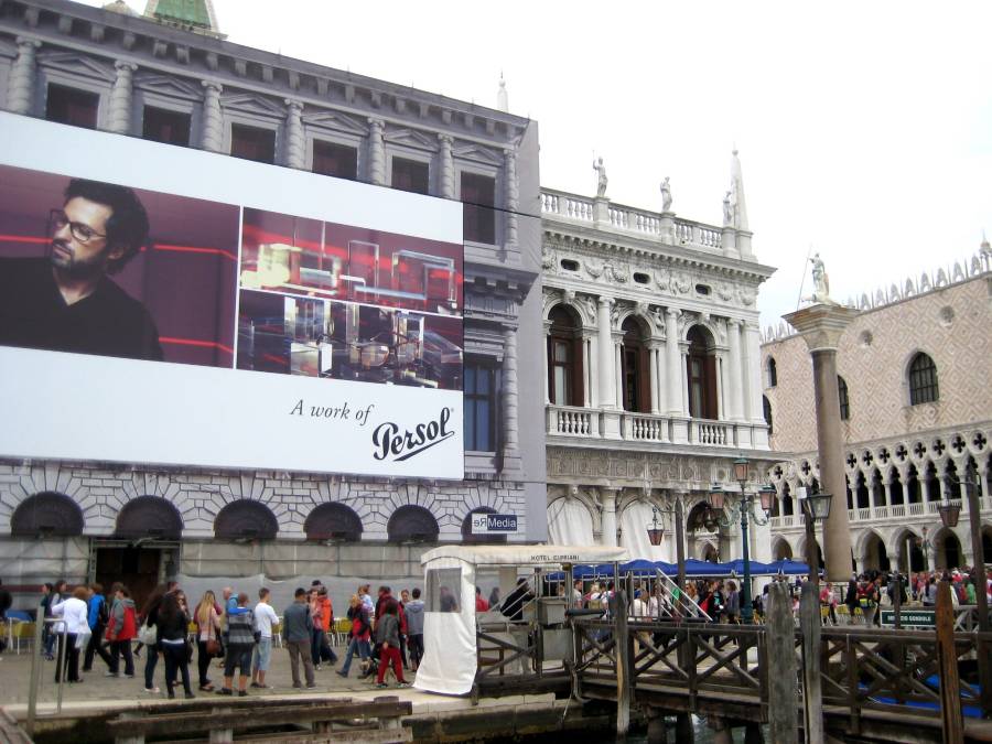 Megacartelloni pubblicitari coprono il restauro di un palazzo a Venezia: le linee guida firmate da Ornaghi non fissano misure precise; dicono tuttavia che le affissioni non devono offuscare la dignità del bene culturale