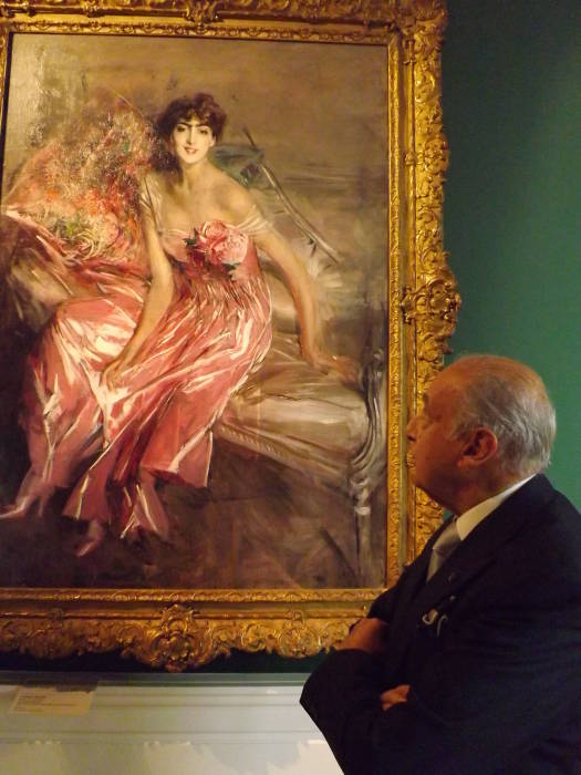 Il marchese cileno Mariano Fontecilla de Santiago Concha guarda commosso il ritratto della madre dipinto da Boldini