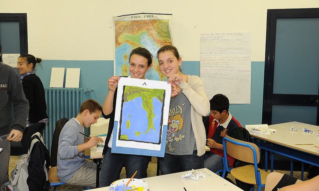 Artisti e alunni lavorano insieme per il Travelogue art Incubator © Fondazione Capri.