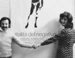 Achille Bonito Oliva e Graziella Lonardi Buontempo davanti al manifesto di Vitalità del negativo nell’arte italiana 1960/70